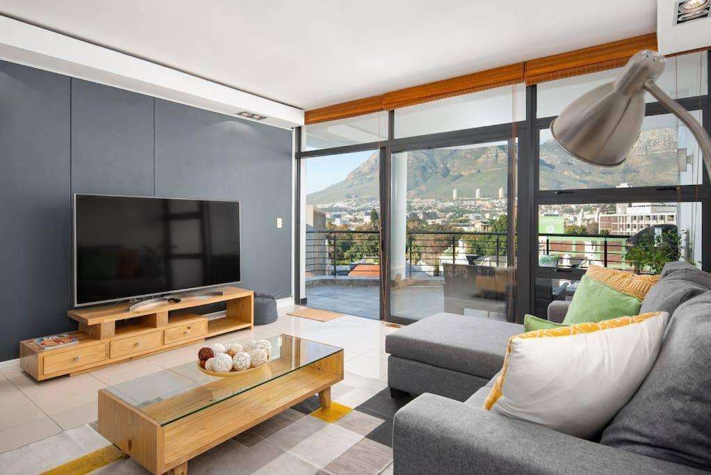 8th Floor - Table Mountain Views & Secure Apartment